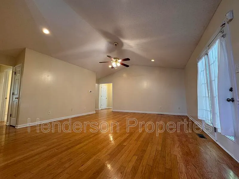 3 bed, 2.0 bath, 1476 sqft, $1,650 — Photo 3