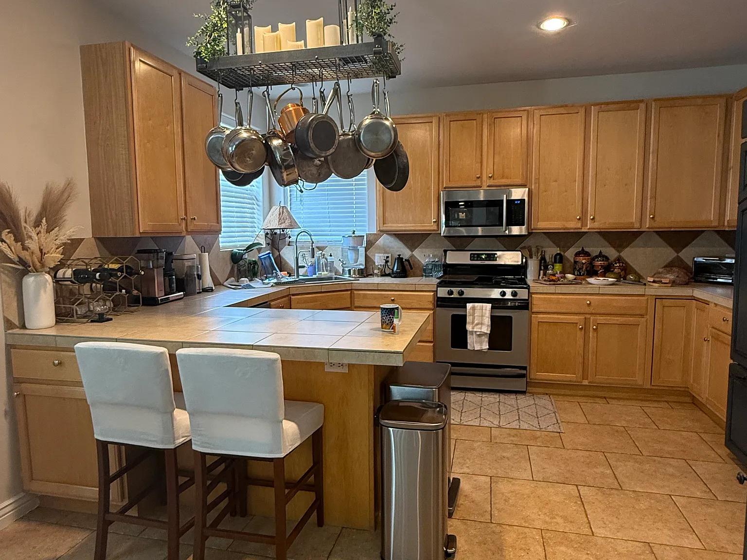4 bed, 2.5 bath, 2279 sqft, $6,000 — Photo 2