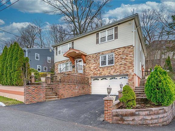 2nd image of 27 Bonaventure Ave