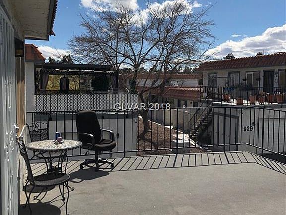 3rd image of 1005 Willow Tree Dr Unit D