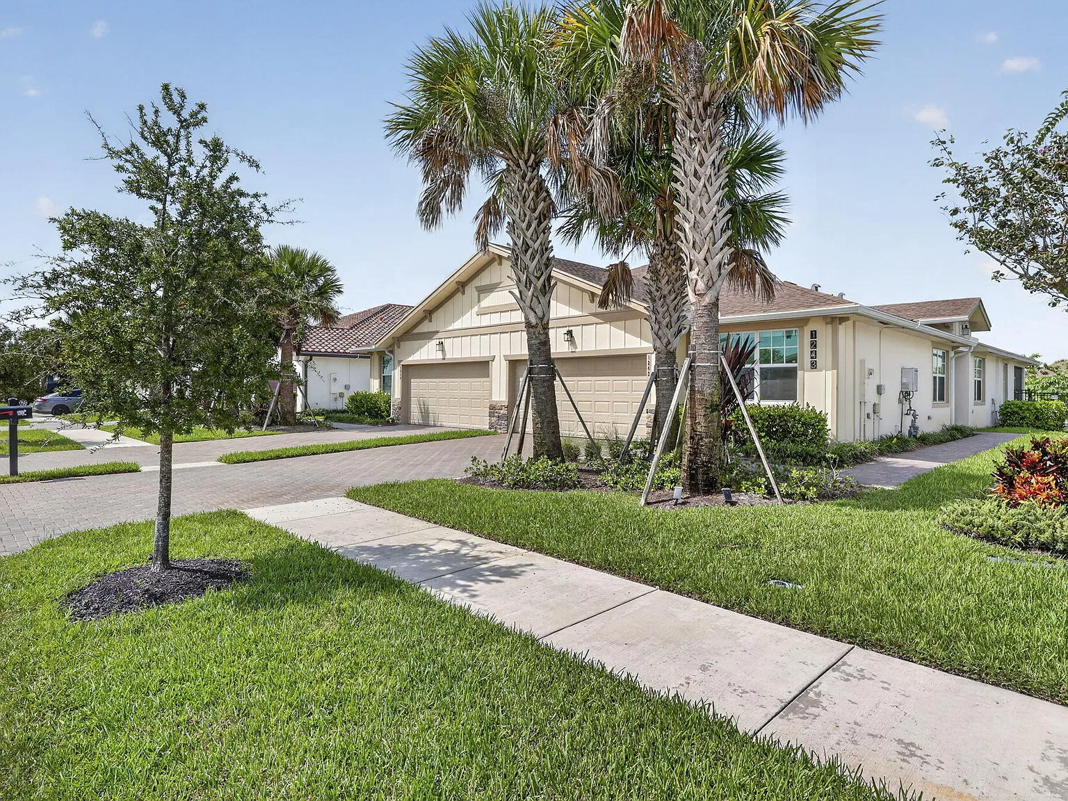 3 bed, 2.0 bath, 1952 sqft, $3,500 — Photo 2