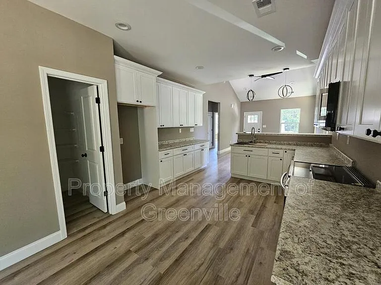 305 Appian Dr — Photo 7