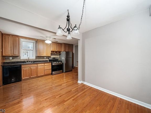 4th image of 119 Bloomfield Ave #1