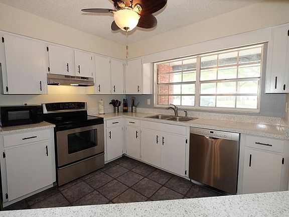 5th image of 1621 Leslie Dr