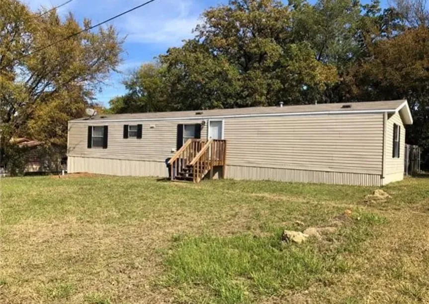3 bed, 1200 sqft, $1,299 — Photo 1