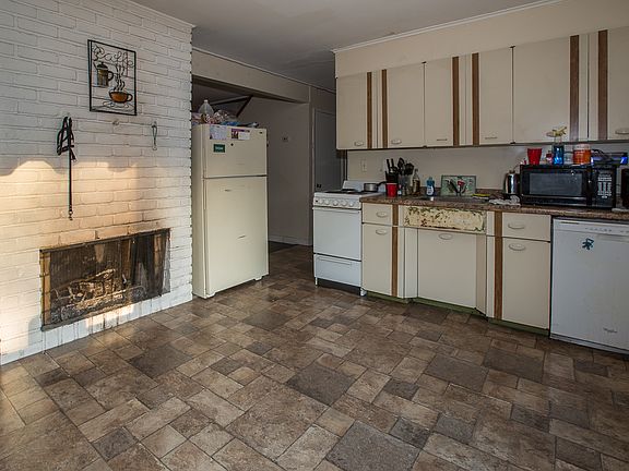 3rd image of 2 Bridle Ln