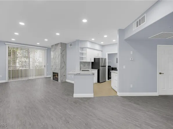 7135 S Durango Dr #209, Spring Valley, NV 89113