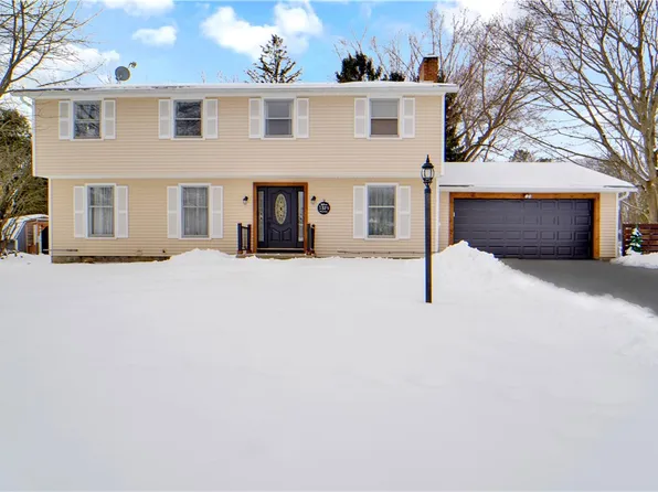 37 Hickory Pond Dr, Penfield, NY 14526