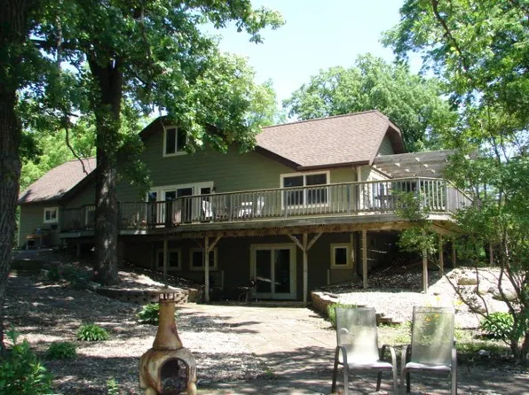 1915 Cedar Crest Ln, Charles City, IA 50616