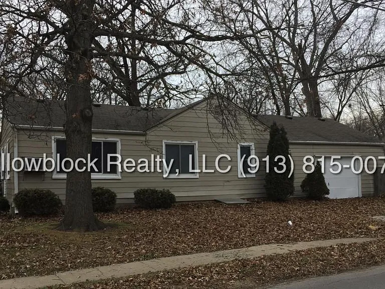 320 E 79th Ter — Photo 2