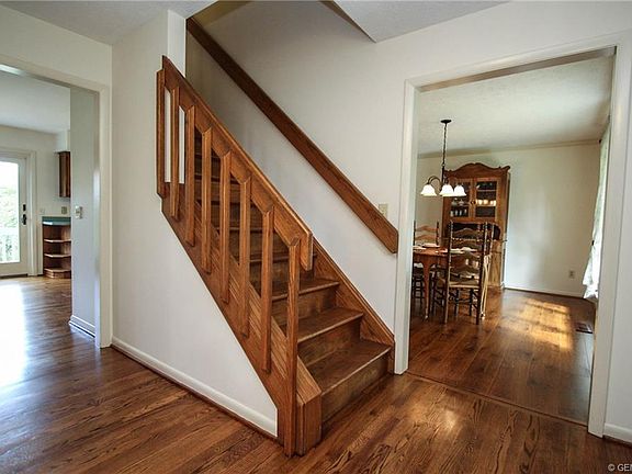 3rd image of 6 Brewster Ln