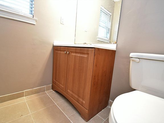 5th image of 3470 Laurel Dr