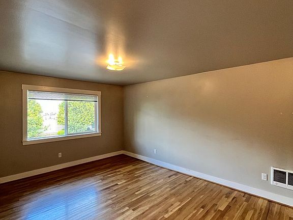 5th image of 2700 SE Stark St APT 2