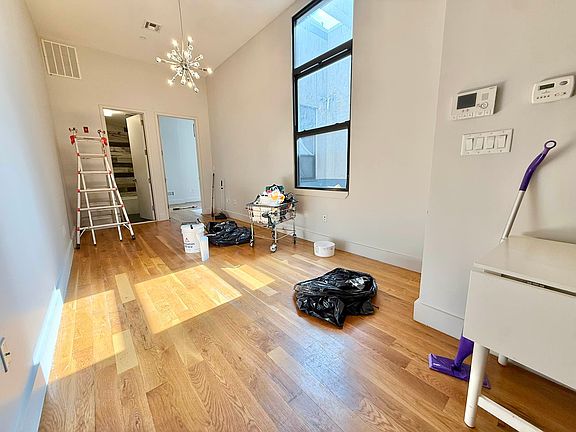 4th image of 374 Kosciuszko St #314