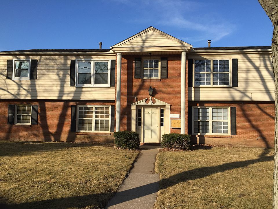 Stately, convenient living.