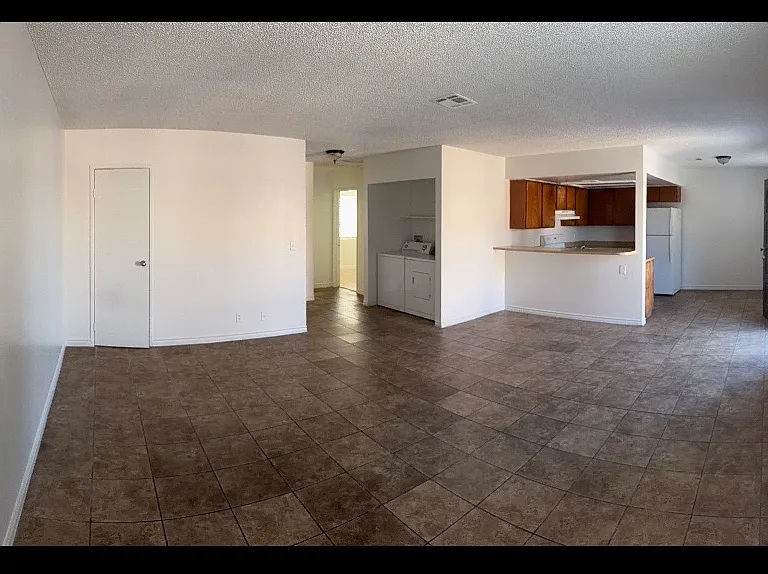Saturn Ave — Photo 3