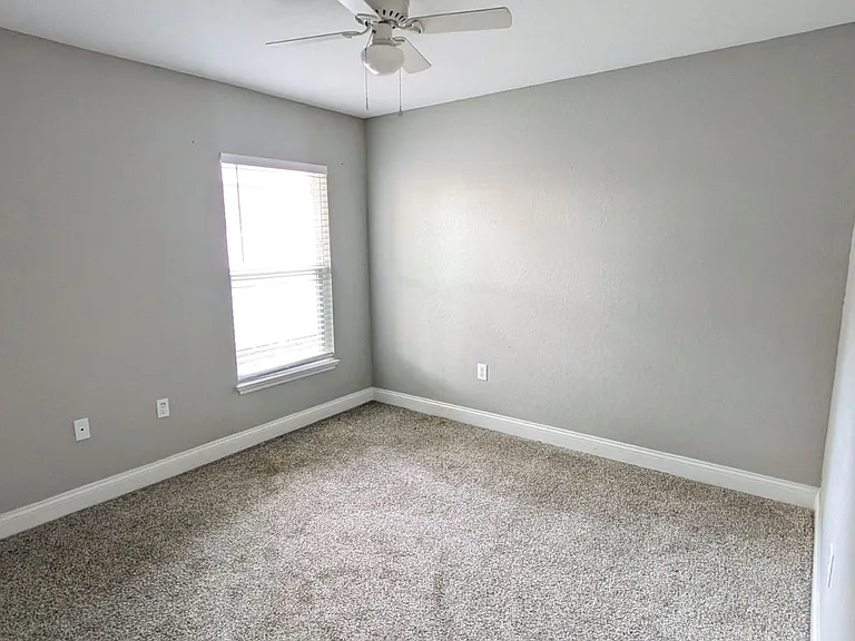 915 Winnie Ln — Photo 6