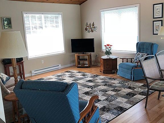5th image of 45672 Peninsula Dr E
