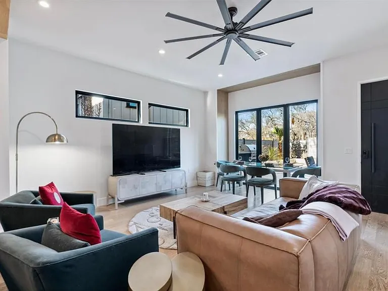 707 E Live Oak St #1 — Photo 8