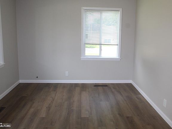4th image of 625 Blackstone Dr