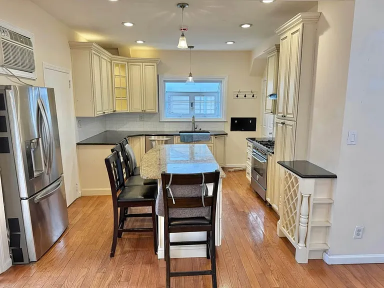 383 Dakota St — Photo 1