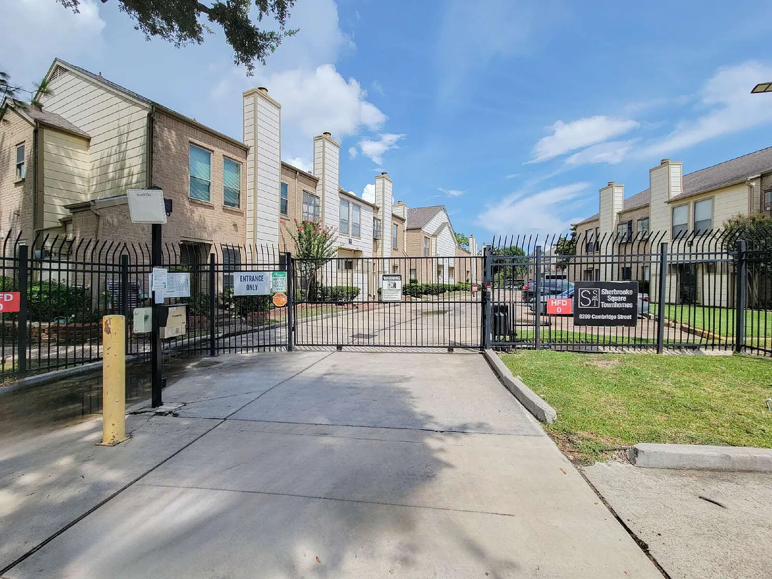 2 bed, 1.5 bath, 924 sqft, $1,300 — Photo 3