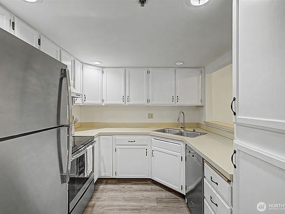 4th image of 15209 Sunwood Blvd #B 21