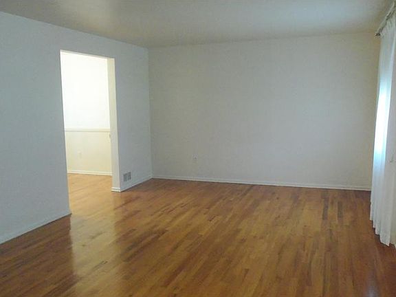 3rd image of 1275 Delfield Dr