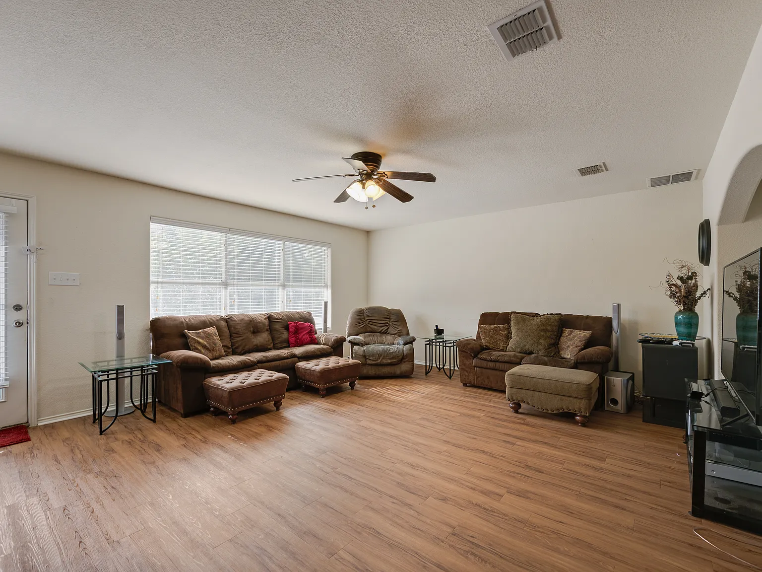 3 bed, 2.5 bath, 1653 sqft, $2,100 — Photo 4