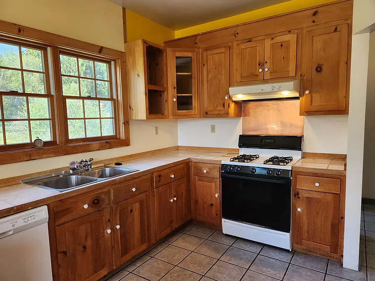 109 N Hollow Rd — Photo 12