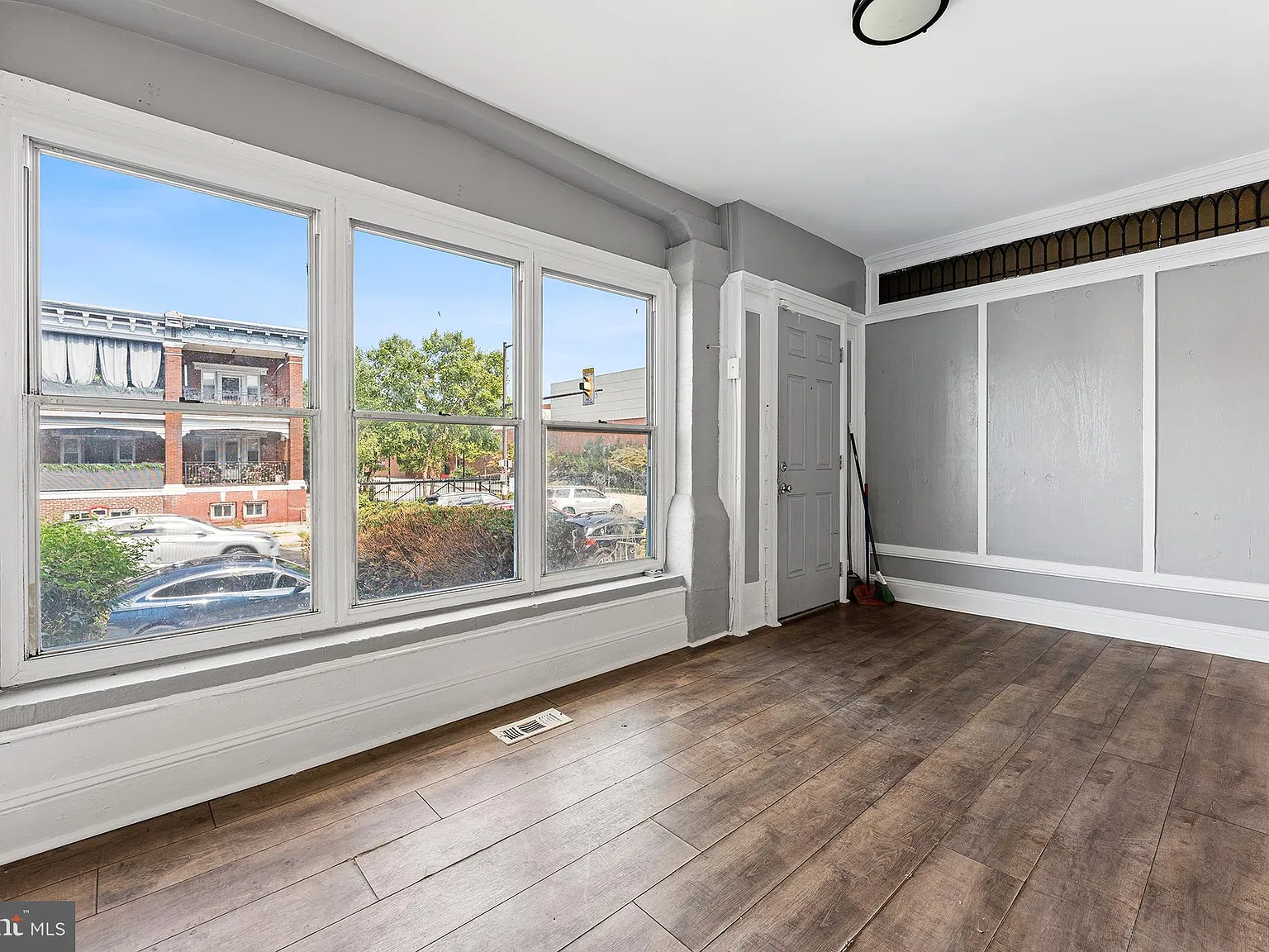 6 bed, 2.0 bath, 2240 sqft, $2,600 — Photo 3