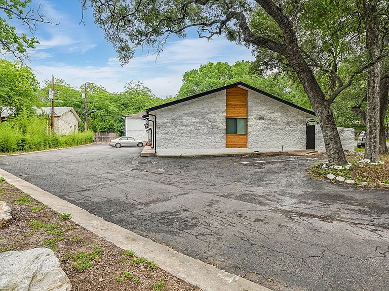 3105 Glen Ora St — Photo 1