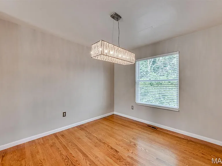 340 Emmanuel Ct — Photo 9