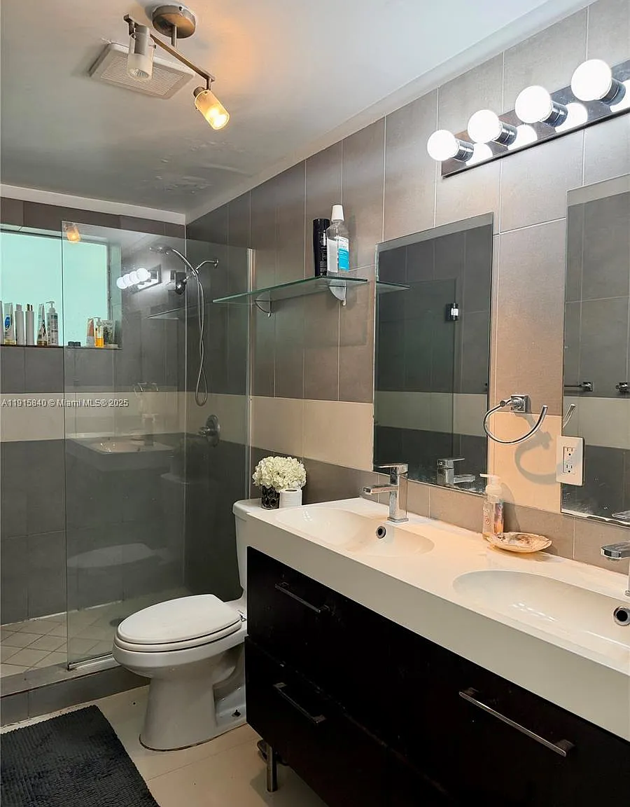 2 bed, 1.0 bath, $2,300 — Photo 3