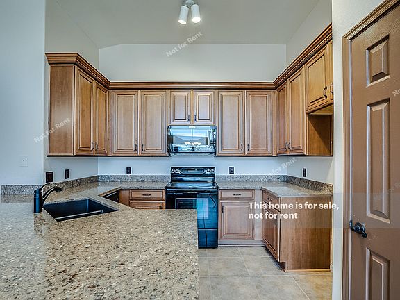3rd image of 748 S Balboa Cir