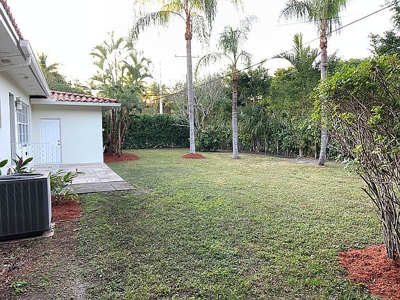 4th image of 1551 Delgado Ave