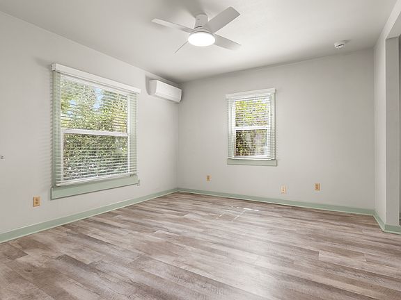 5th image of 944 Aspen St