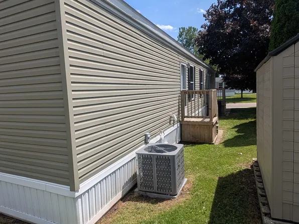 9358 White Pine Ct, Linden, MI 48451