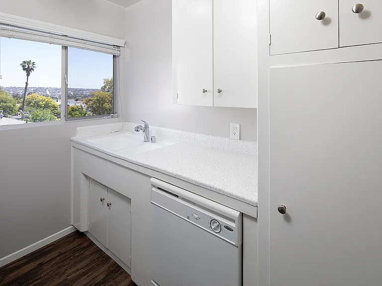 Emerald Manor Apartments — Photo 5