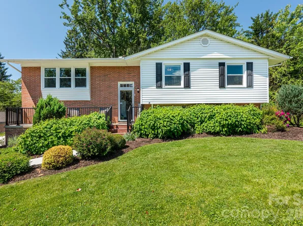 11 Summit Dr, Arden, NC 28704