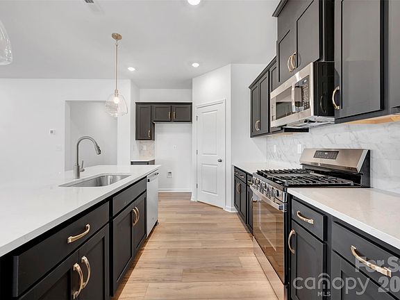 5th image of 408 Willoughby Park Dr