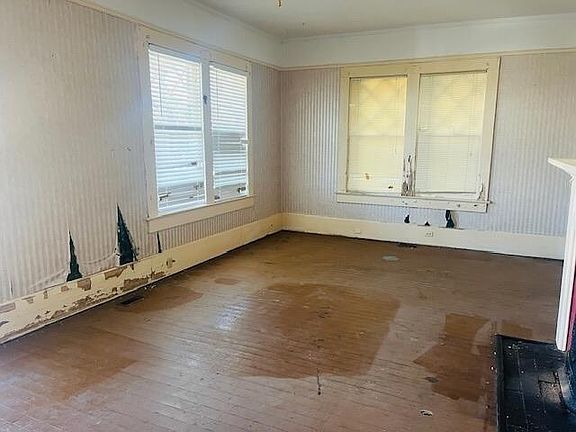 5th image of 312 W Arlington Heights