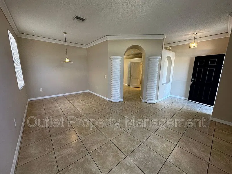 4 bed, 2.0 bath, 1800 sqft, $2,240 — Photo 3