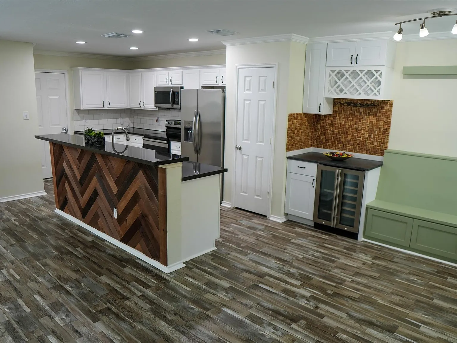 3 bed, 2.5 bath, 1818 sqft, $2,100 — Photo 4