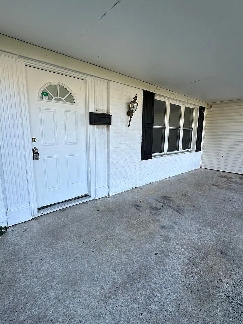 Fantastic 2 Story Colonial Single-Family Home — Photo 2