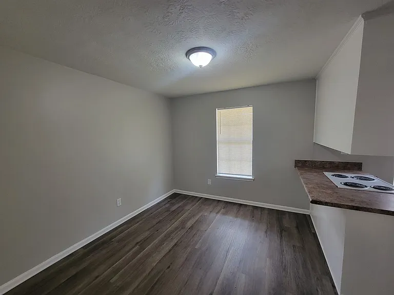 611 Langley Ct — Photo 9