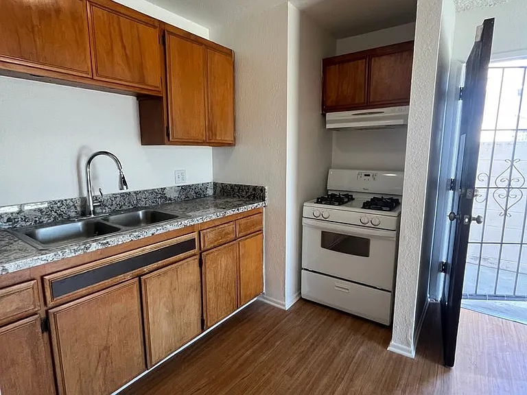 1016 Benito Ave — Photo 5