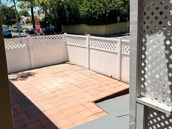 4th image of 900 N Stanley Ave #1