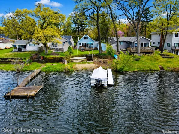 9590 Round Lake Blvd, White Lake, MI 48386
