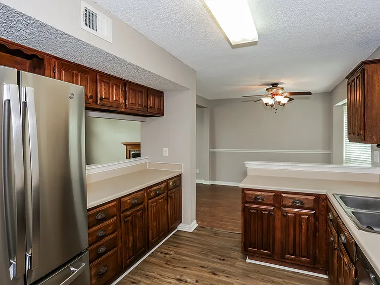 511 Rosewood Ln — Photo 8